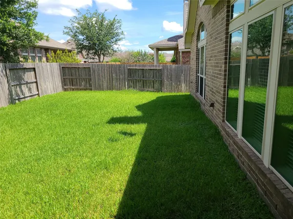 a view of a back yard