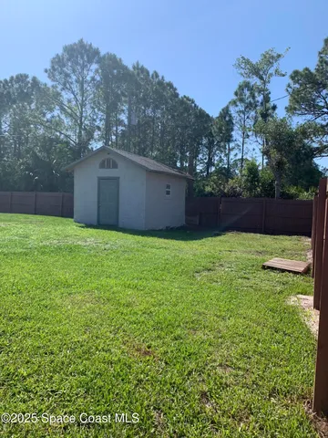 a view of a backyard