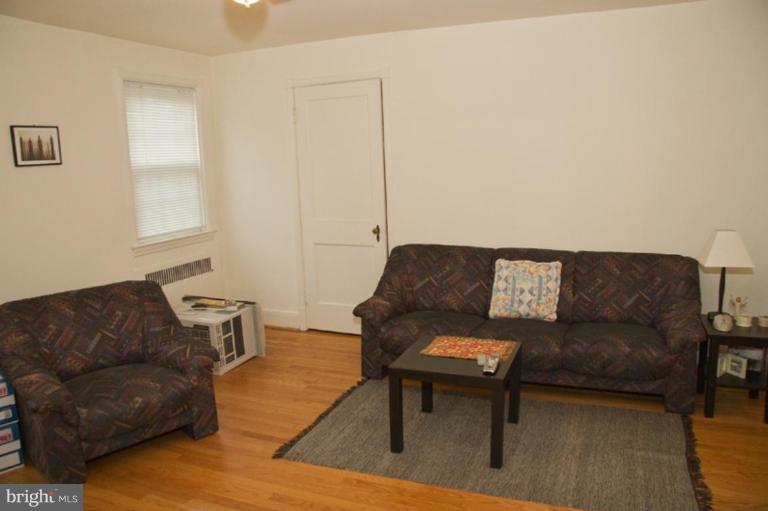 17 Murdock Road Baltimore, MD 21212 - Photo 3 of 24 Second Floor Apartment-Living Room