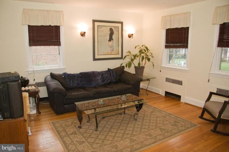 17 Murdock Road Baltimore, MD 21212 - Photo 8 of 24 First FLoor Apt Living Room