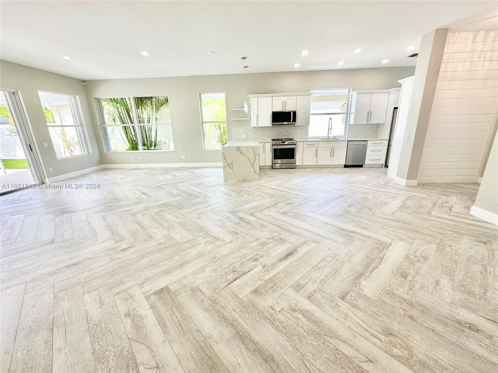 135 Hampton Circle Jupiter, FL 33458 - Photo 5 of 39