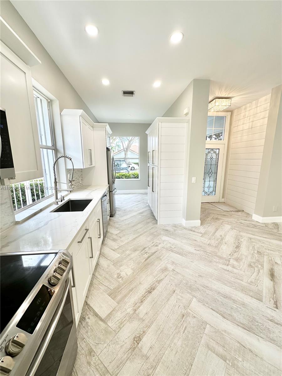 135 Hampton Circle Jupiter, FL 33458 - Photo 9 of 39