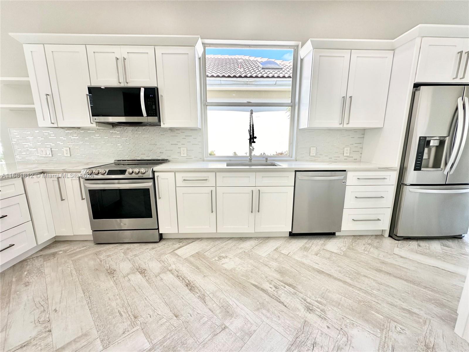 135 Hampton Circle Jupiter, FL 33458 - Photo 10 of 39