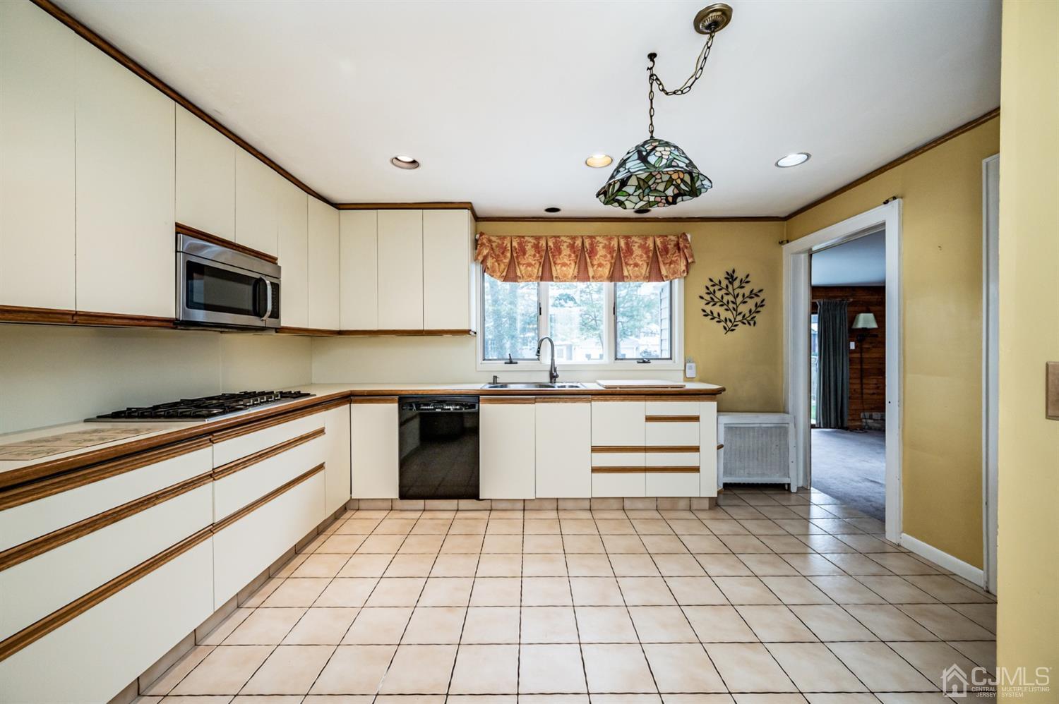 402 Franklin Road North Brunswick, NJ 08902 - Photo 11 of 40 Gallery Image 11