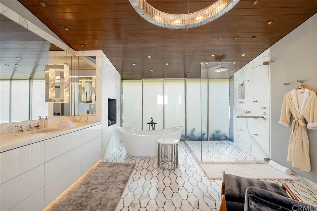 2538 Monaco Drive Laguna Beach, CA 92651 - Photo 16 of 26 a large bathroom with a tub and sink