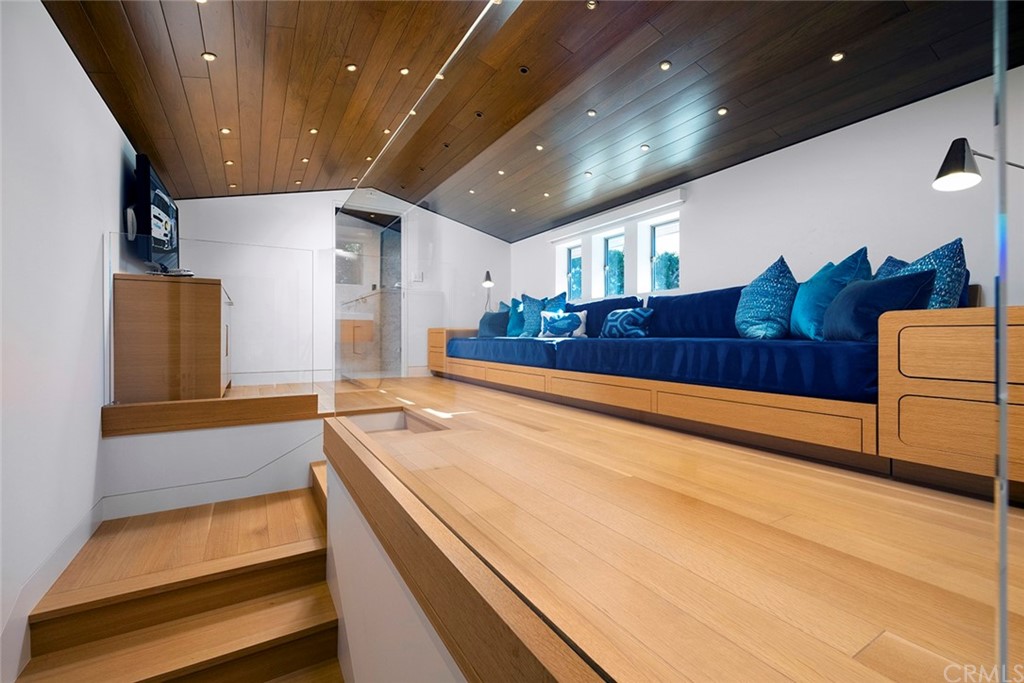 2538 Monaco Drive Laguna Beach, CA 92651 - Photo 25 of 26 a spacious bathroom with a tub and shower