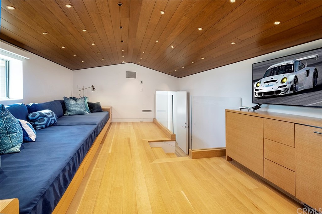 2538 Monaco Drive Laguna Beach, CA 92651 - Photo 26 of 26 a living room with furniture