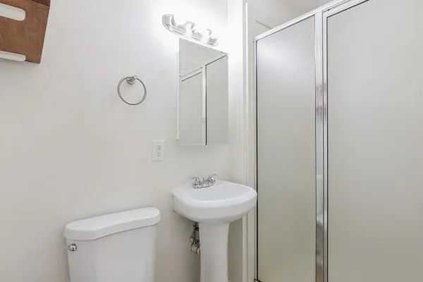 $1,650 | 407 Holly Lane, Conroe, TX 77304