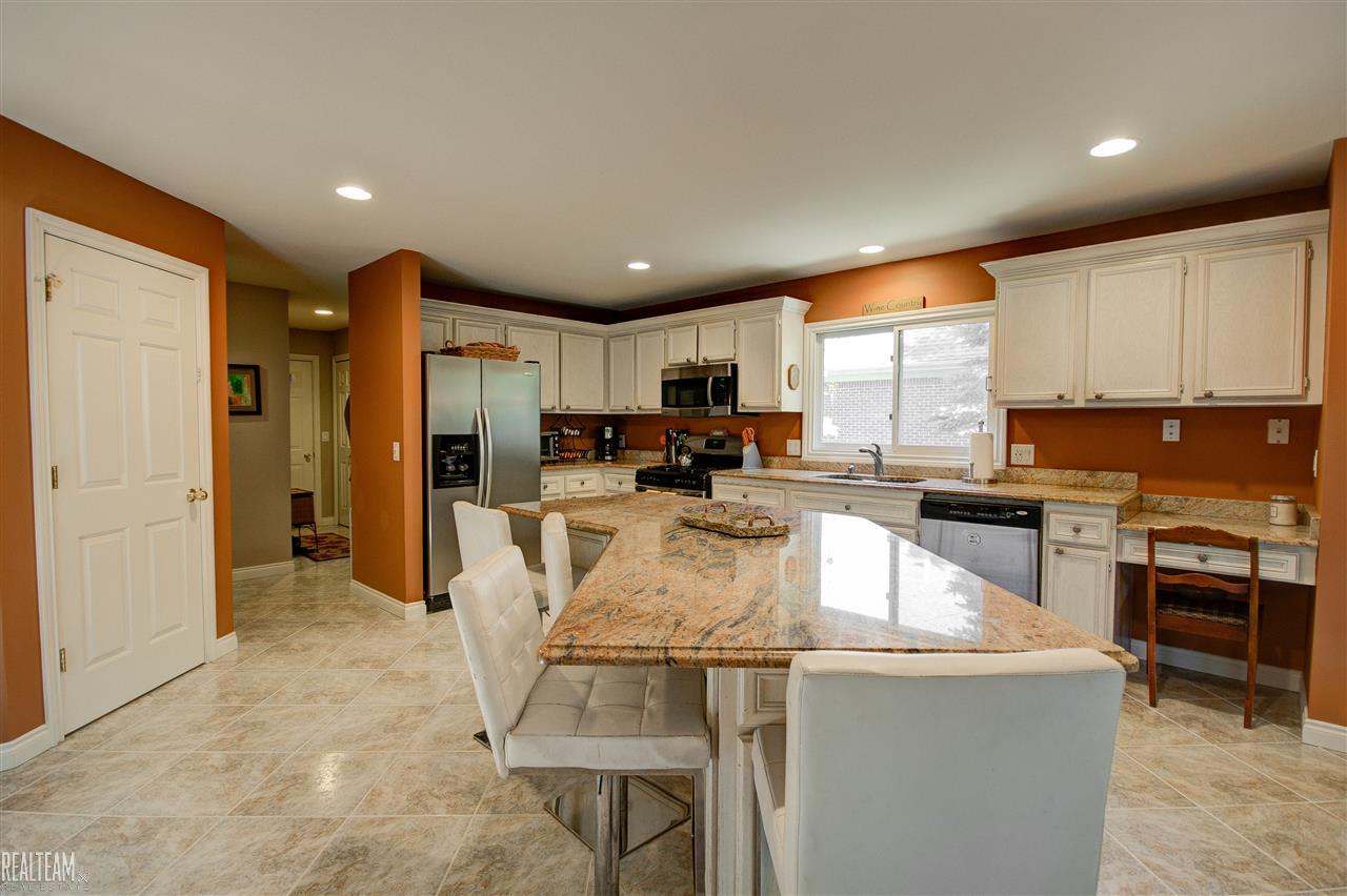 921 Dakota Rochester Hills, MI 48307 - Photo 10 of 46