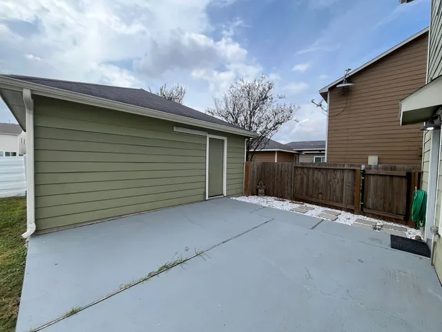 a view of a backyard