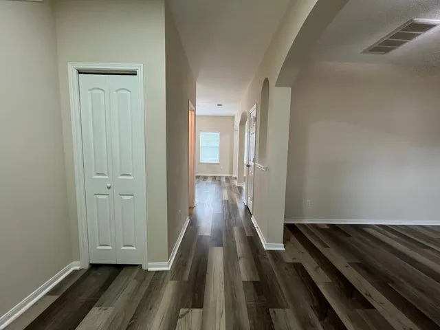 en empty room with ceiling fan