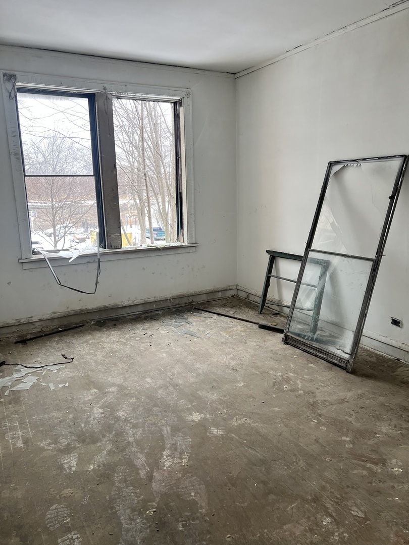 3827 West Fillmore Street Chicago, IL 60624 - Photo 15 of 23 an empty room with windows