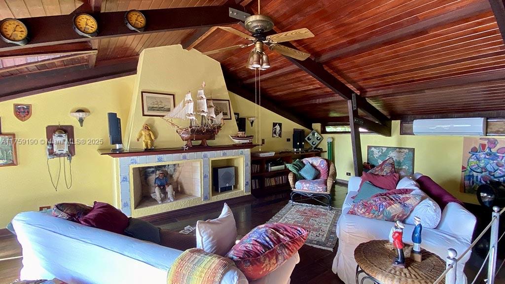 Praia Do Flamengo Saco Da Ribeira undefined, SP 0 - Photo 12 of 33 a living room with furniture