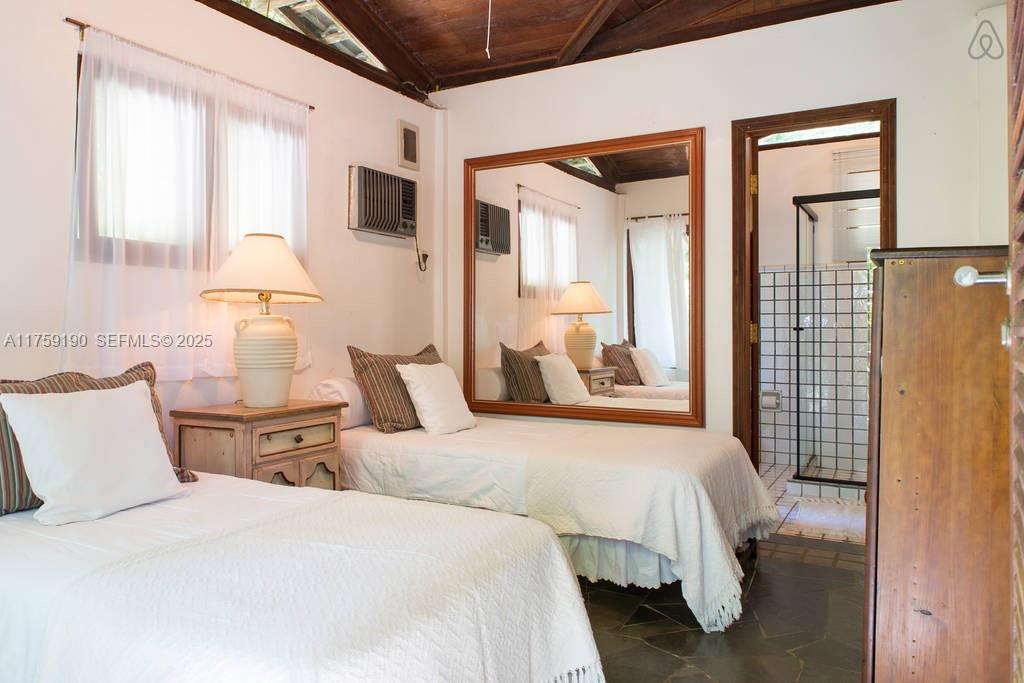 Praia Do Flamengo Saco Da Ribeira undefined, SP 0 - Photo 23 of 33 a bedroom with two beds and painted walls