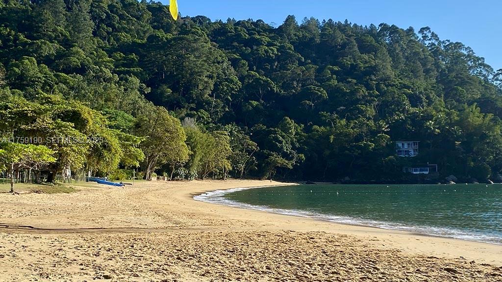 Praia Do Flamengo Saco Da Ribeira undefined, SP 0 - Photo 4 of 33 a view of a tennis court