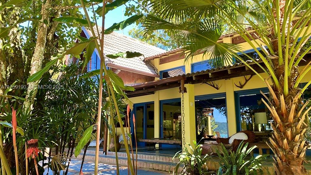 Praia Do Flamengo Saco Da Ribeira undefined, SP 0 - Photo 8 of 33 front view of a house with a tree