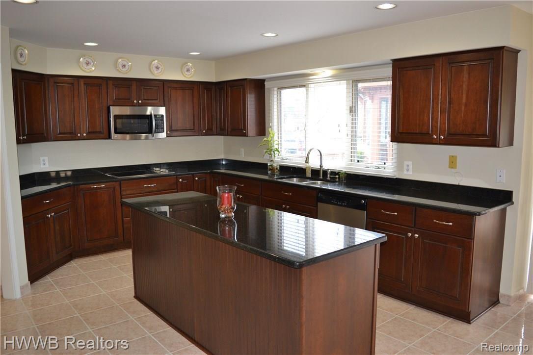 1205 Creek View Drive Rochester, MI 48307 - Photo 9 of 40 kitchen