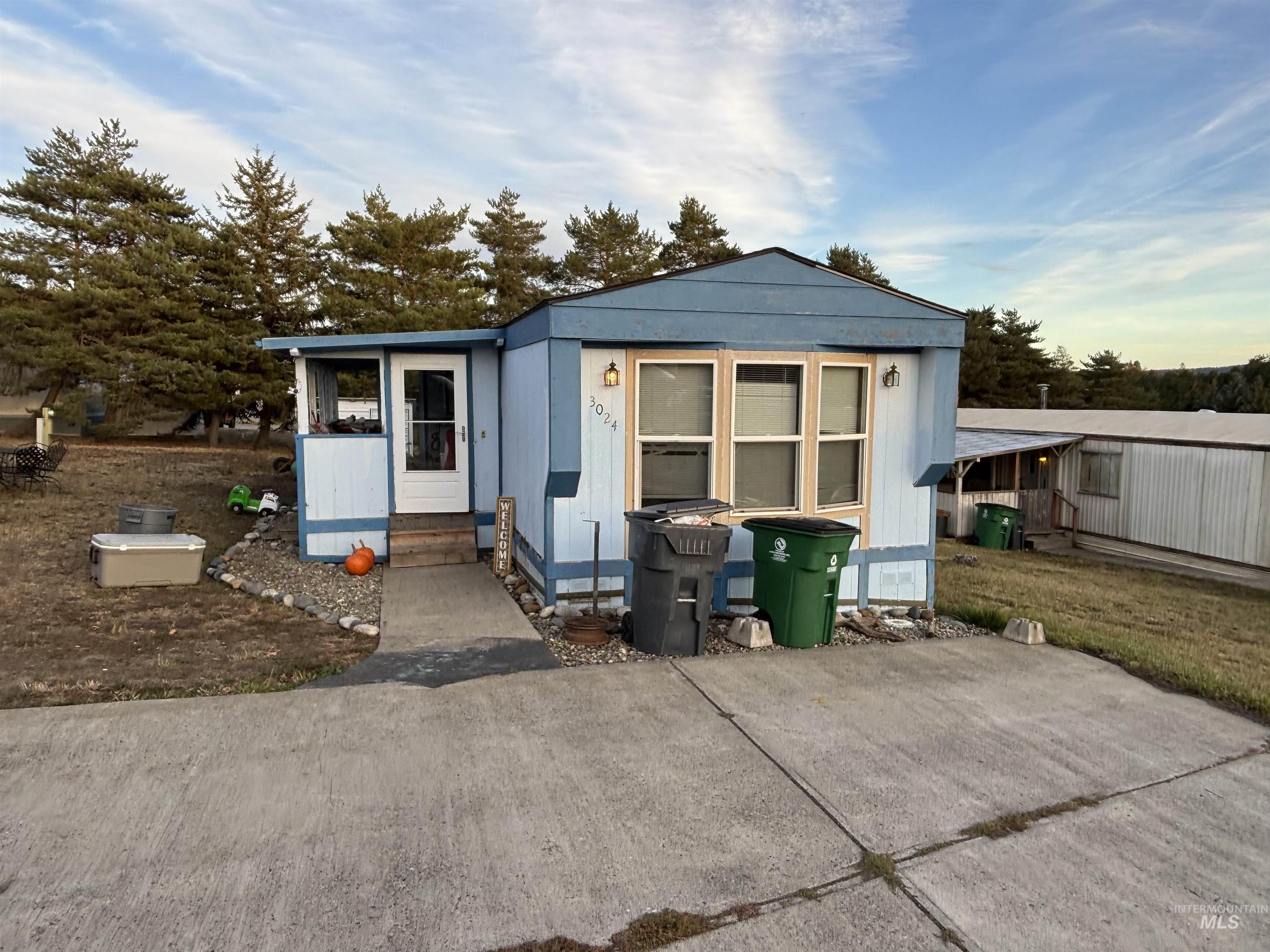 609 North Almon Street, Unit 3024 Moscow, ID 83843 - Photo 2 of 17 View of front of home with entry steps