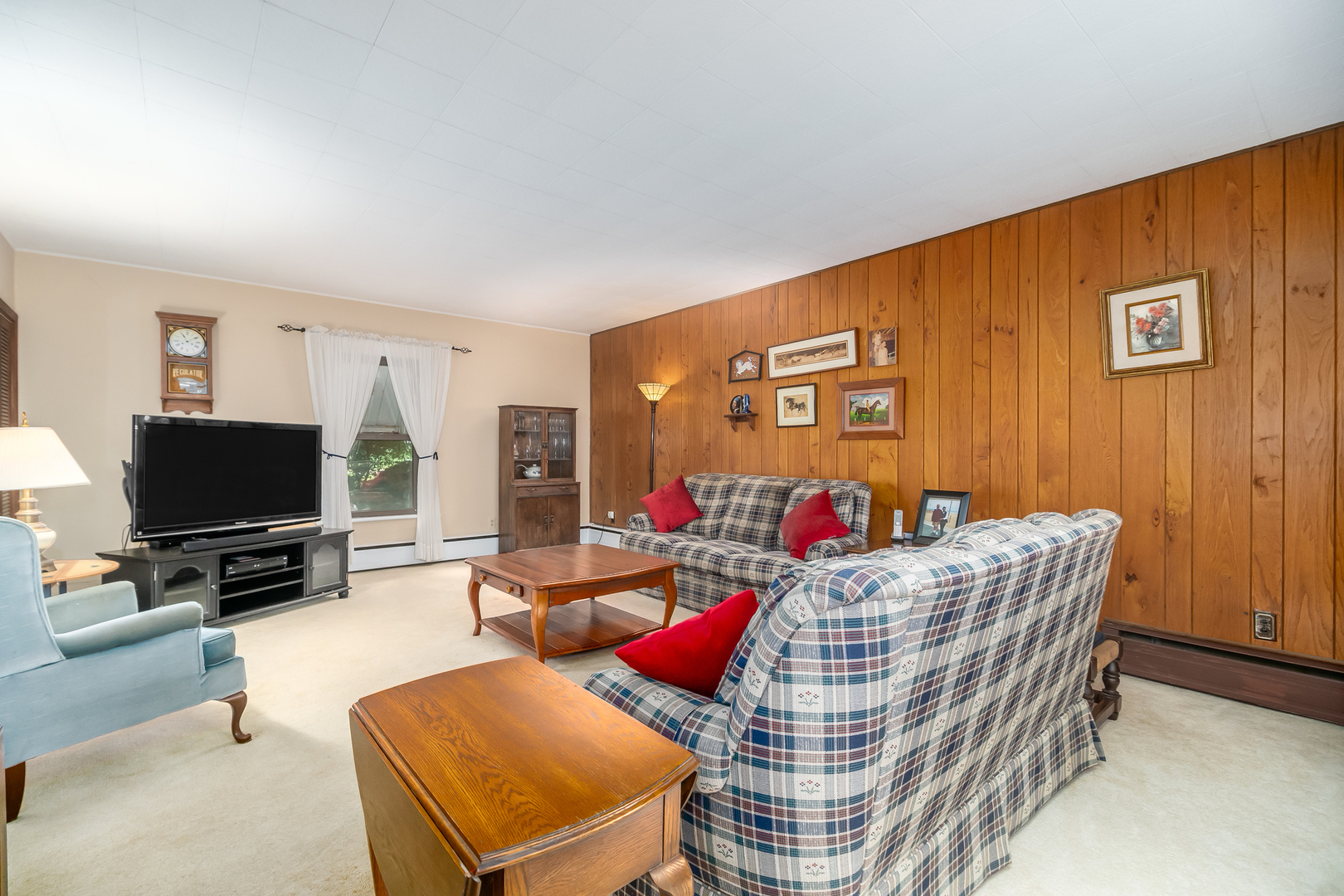 15525 West Hoff Road Manhattan, IL 60442 - Photo 9 of 30 a living room with furniture and a flat screen tv