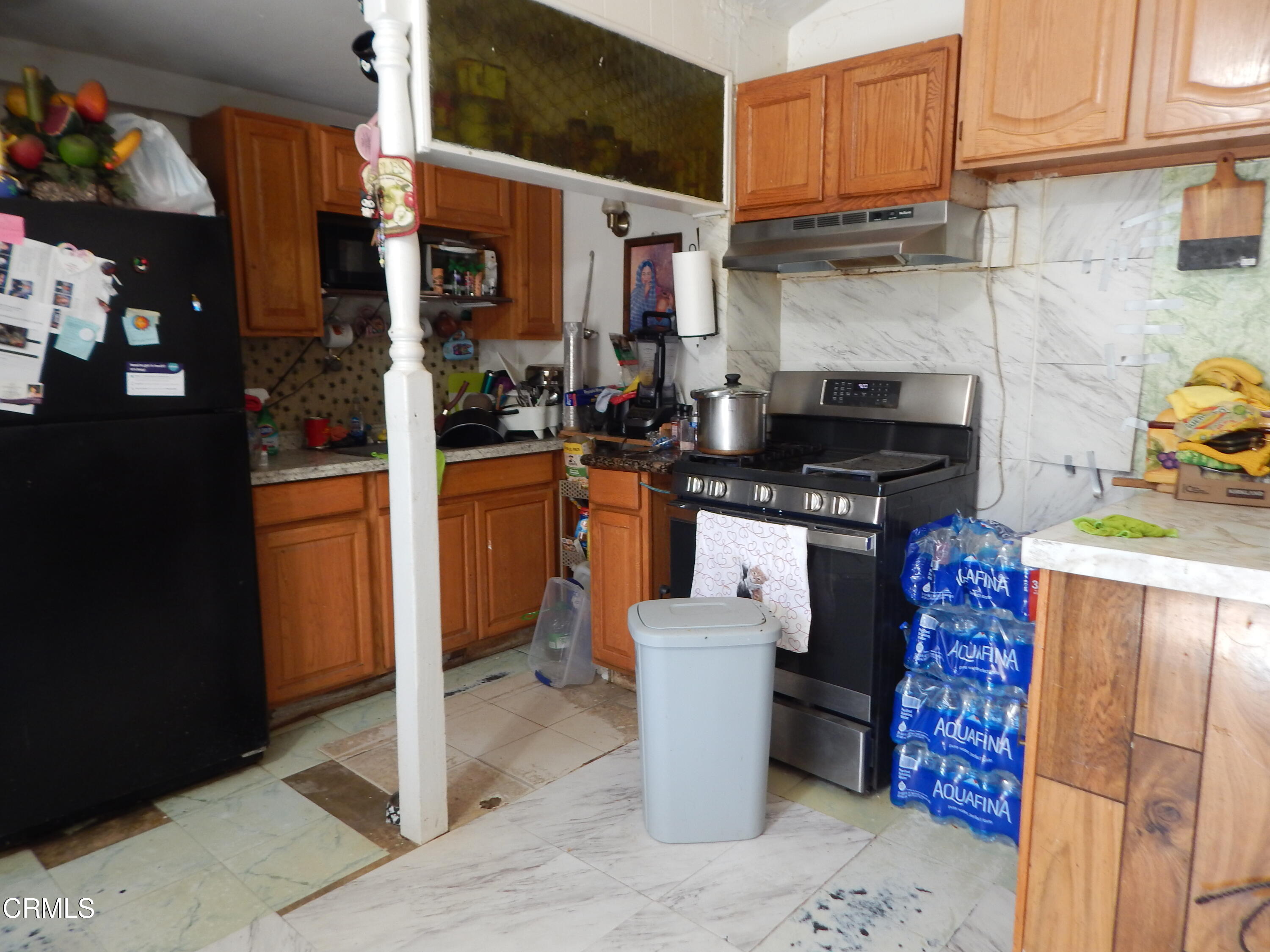 2746 Friedrich Road Oxnard, CA 93036 - Photo 17 of 36 a kitchen with stainless steel appliances granite countertop a refrigerator and a stove