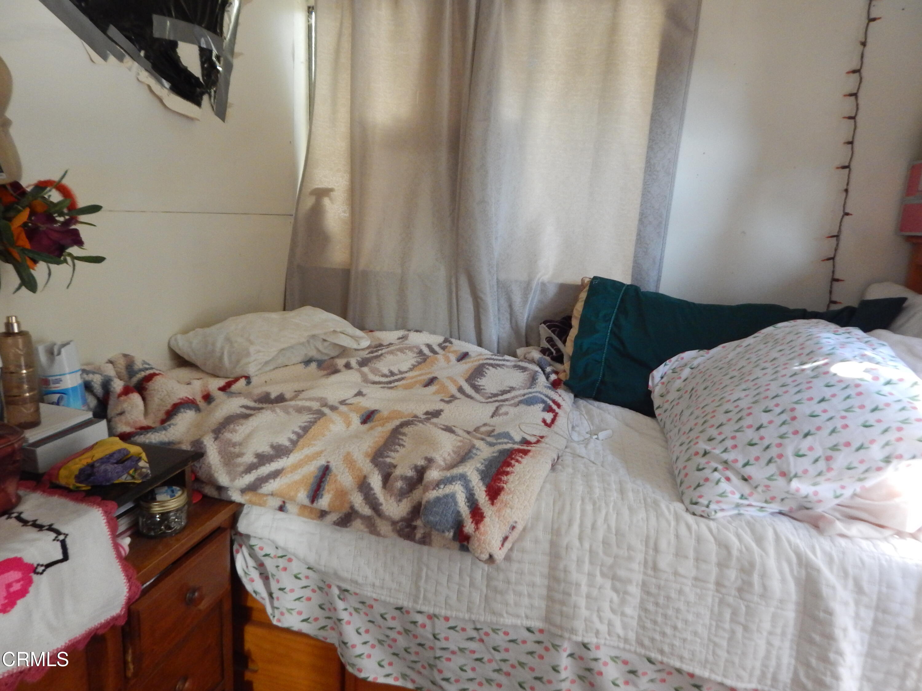 2746 Friedrich Road Oxnard, CA 93036 - Photo 22 of 36 a bedroom with a bed and a window