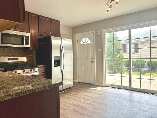 $212,000 | 529 East 166th Place, South Holland, IL 60473