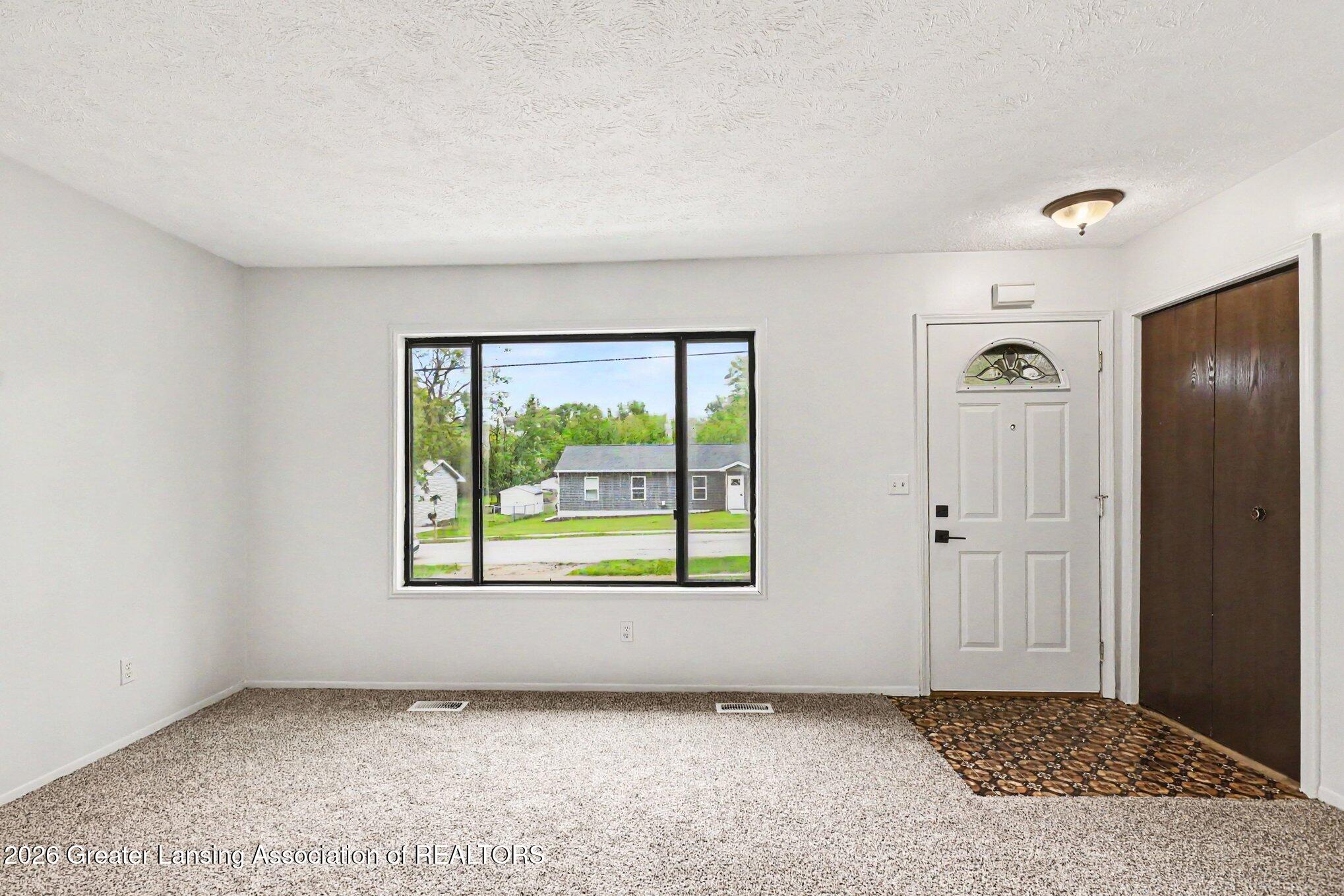 1422 Pierce Road Lansing, MI 48910 - Photo 6 of 36 005_file_8956