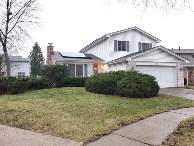 $310,000 | 7 Blue Jay Court, Woodridge, IL 60517