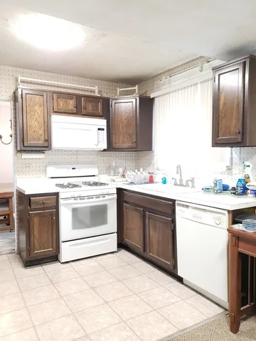 $310,000 | 7 Blue Jay Court, Woodridge, IL 60517