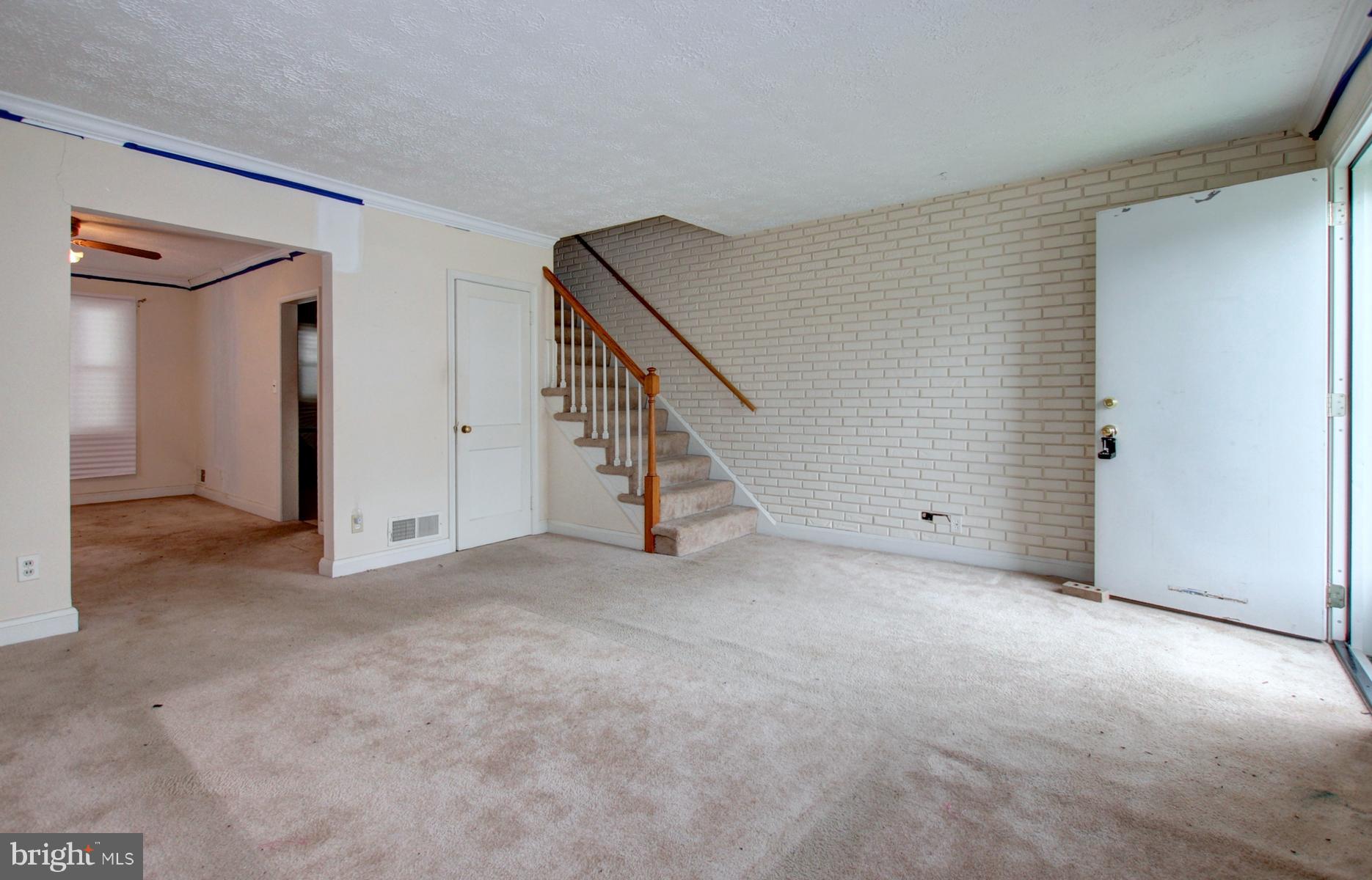 211 Riverthorn Road Baltimore, MD 21220 - Photo 4 of 19 Living Room