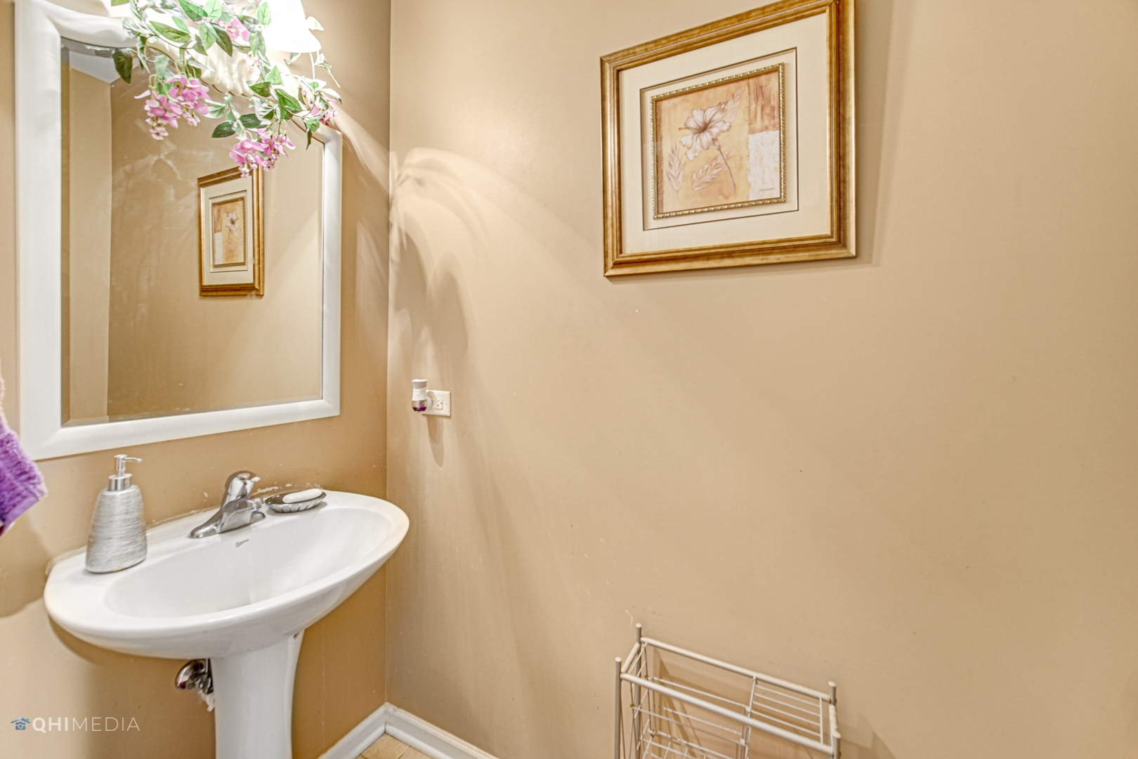 318 Monument Road Elgin, IL 60124 - Photo 12 of 31 a bathroom with a sink and mirror