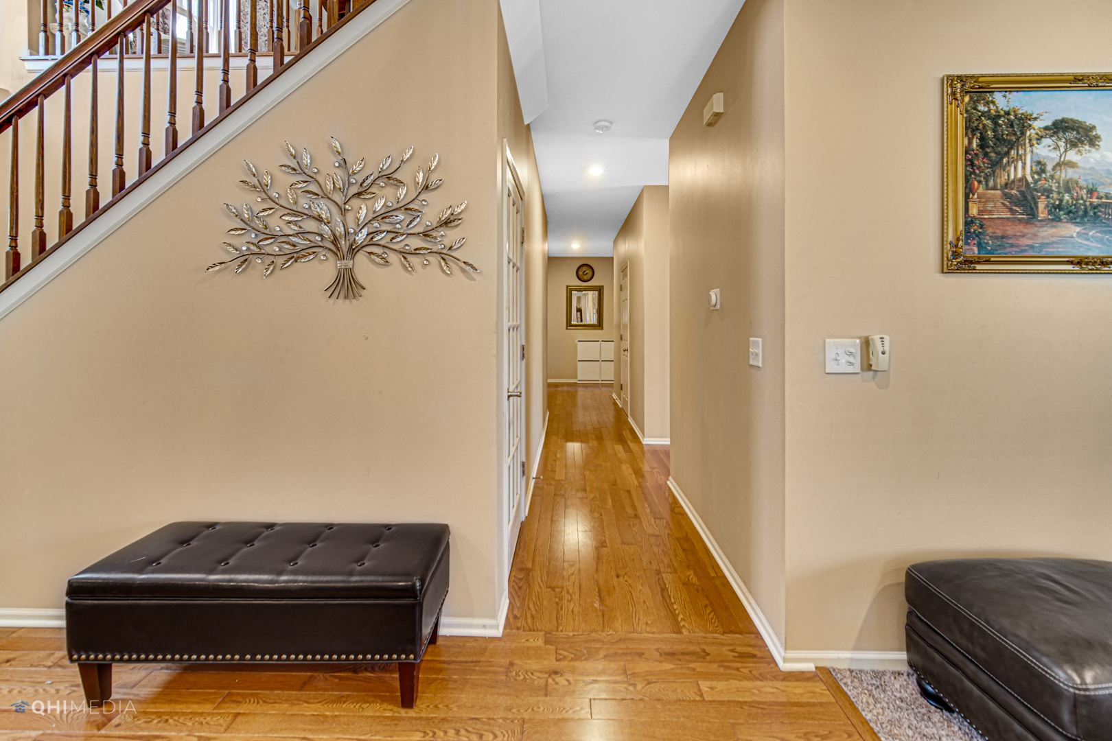 318 Monument Road Elgin, IL 60124 - Photo 15 of 31 a living room with furniture