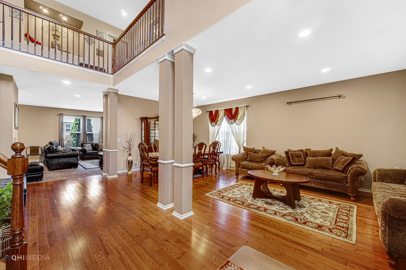 318 Monument Road Elgin, IL 60124 - Photo 4 of 31 a living room with furniture