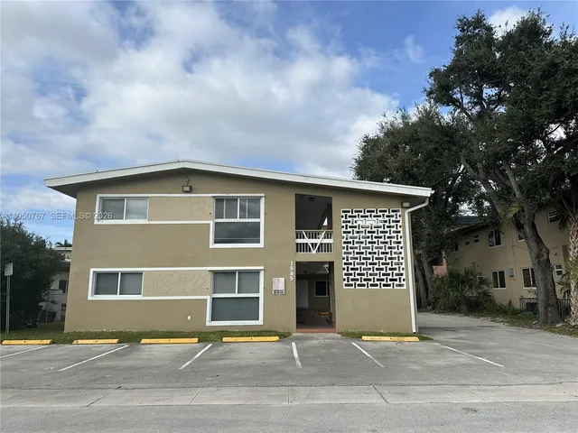 $2,000 | 1585 Northeast 125th Street, Unit 8, North Miami, FL 33161