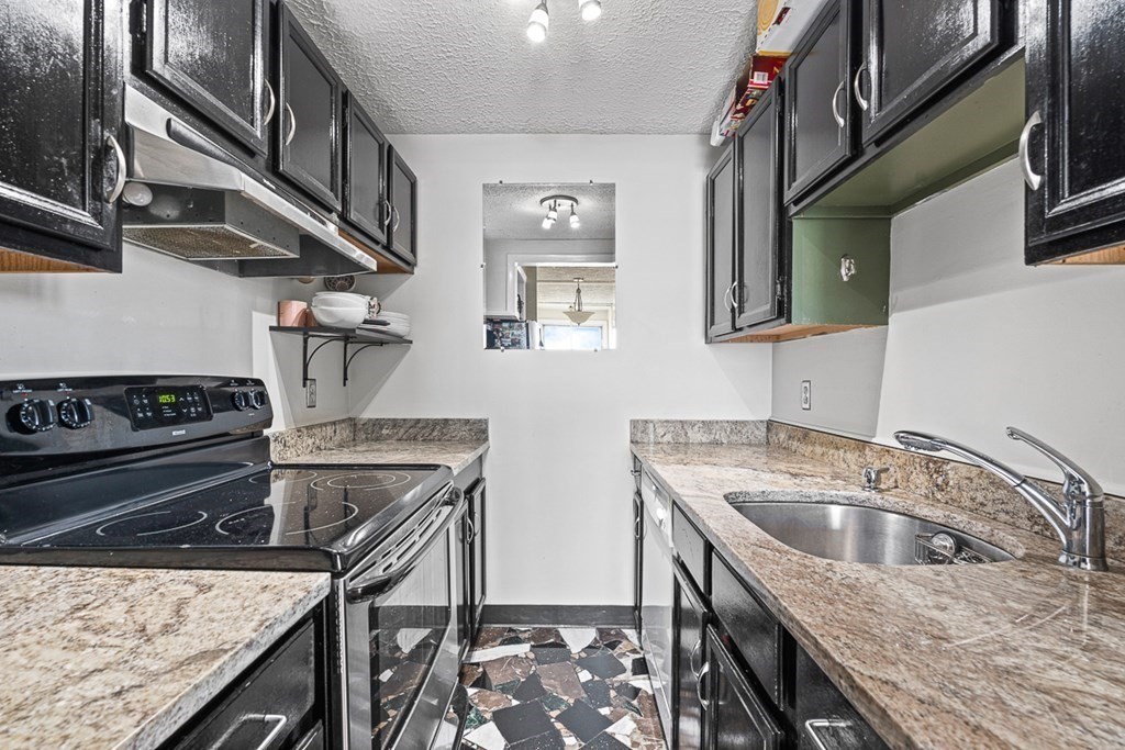 480 Commercial Street, Unit 5B Boston, MA 02109 - Photo 8 of 21 a kitchen that has a sink and a stove