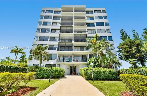 $2,500 | 1500 Presidential Way, Unit 804, West Palm Beach, FL 33401