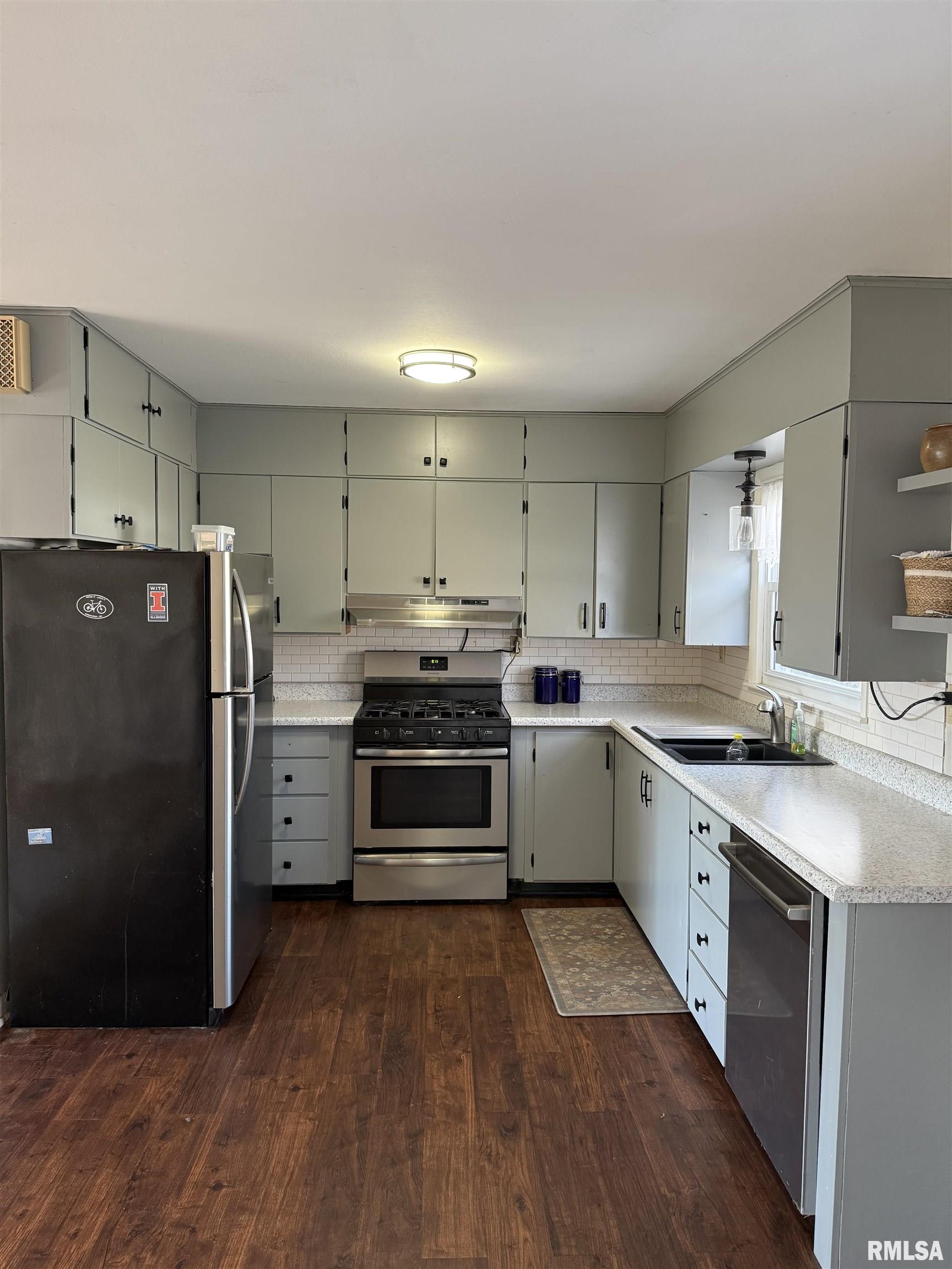 820 Jamie Lane Macomb, IL 61455 - Photo 2 of 24