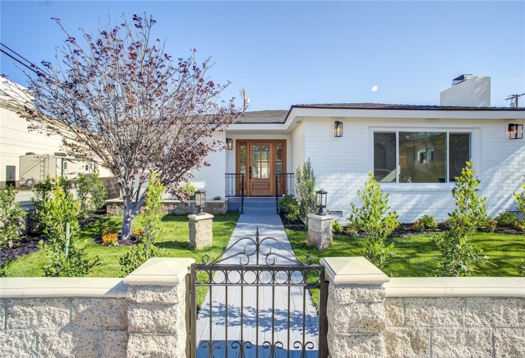 150 Siena Drive Long Beach, CA 90803 - Photo 2 of 40 a front view of a house with garden