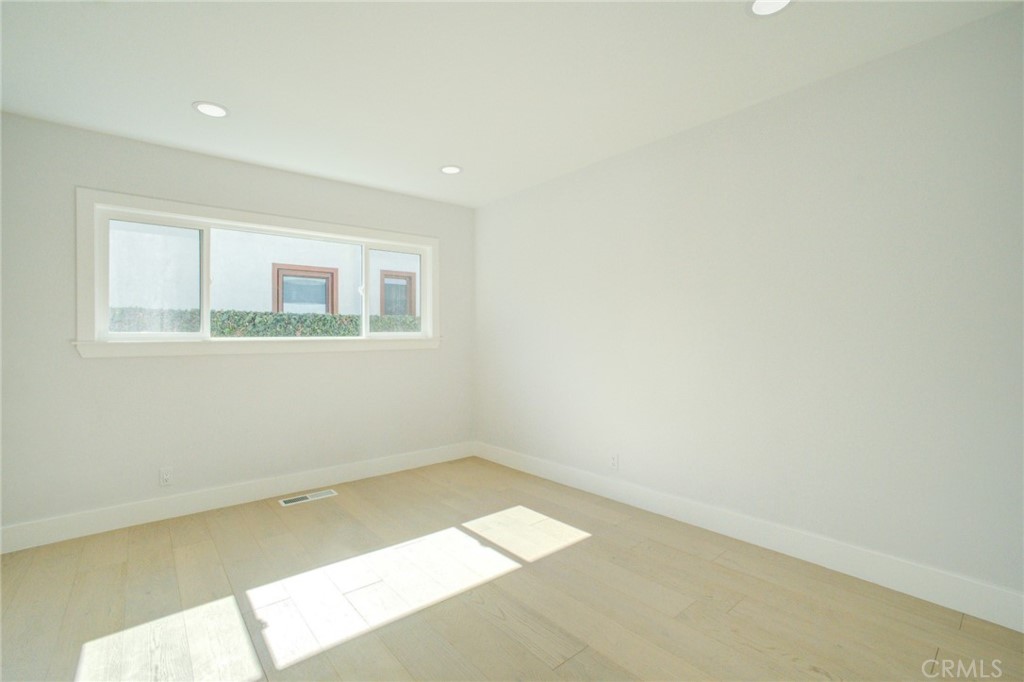 150 Siena Drive Long Beach, CA 90803 - Photo 29 of 40 an empty room with a window