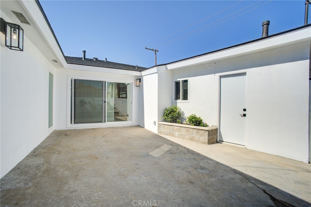 150 Siena Drive Long Beach, CA 90803 - Photo 36 of 40 a view of an empty room with a window
