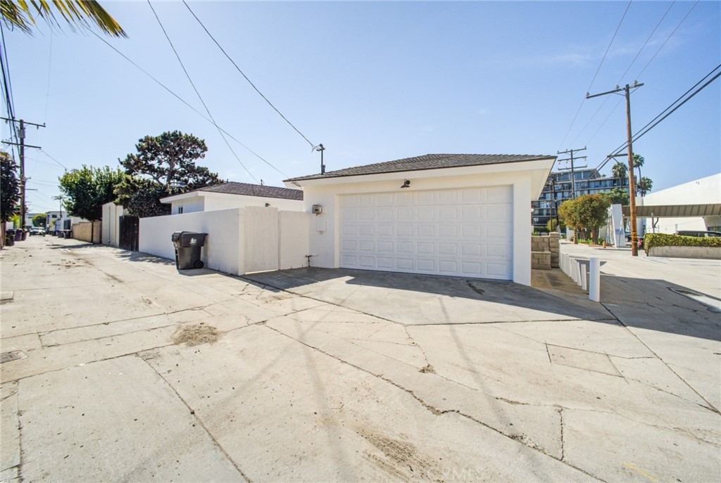 150 Siena Drive Long Beach, CA 90803 - Photo 39 of 40 a view of a backyard of a house