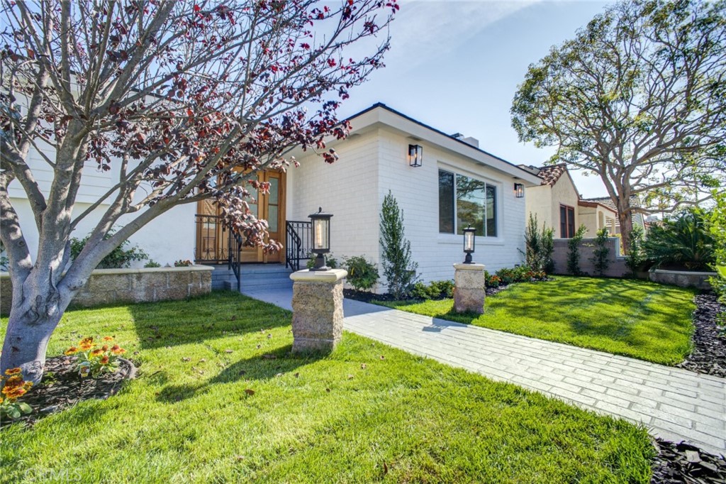 150 Siena Drive Long Beach, CA 90803 - Photo 7 of 40 a front view of house with yard and green space