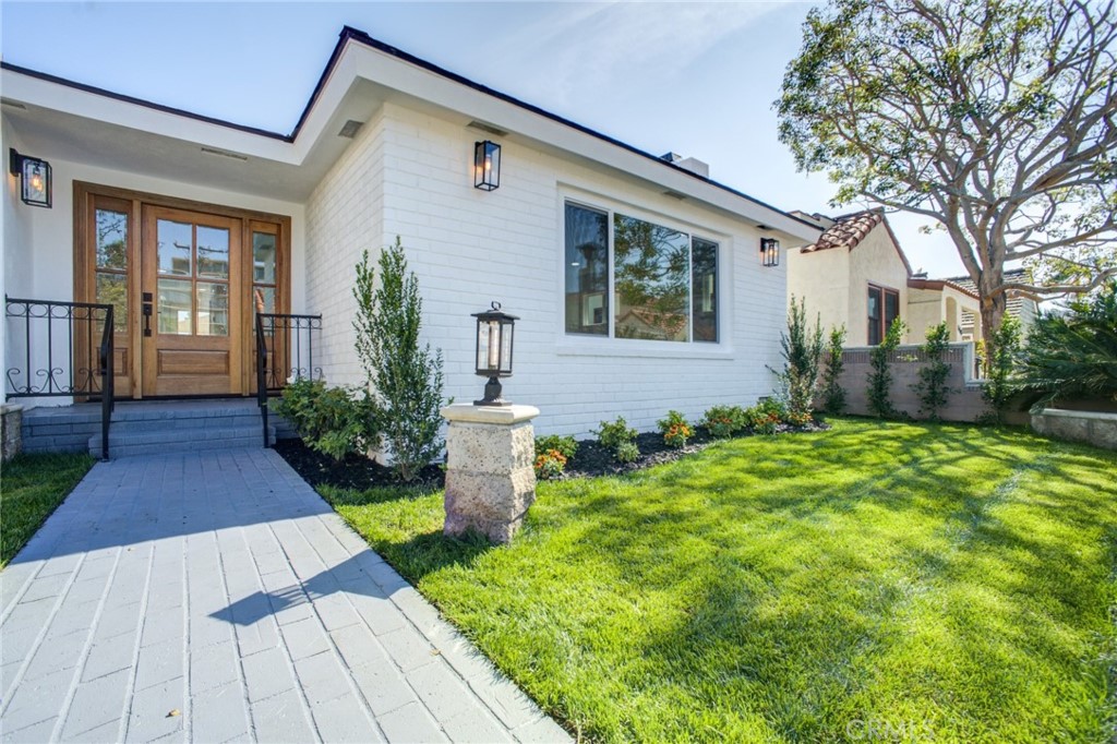 150 Siena Drive Long Beach, CA 90803 - Photo 8 of 40 a front view of house with yard and green space