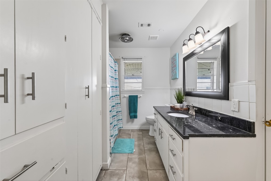 2555 Straznicky Road Beasley, TX 77417 - Photo 16 of 25 Bright secondary bath convenient to bedrooms and guests.