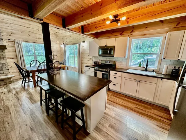 $359,900 | 21761 Bemis Hill, Warroad, MN 56763