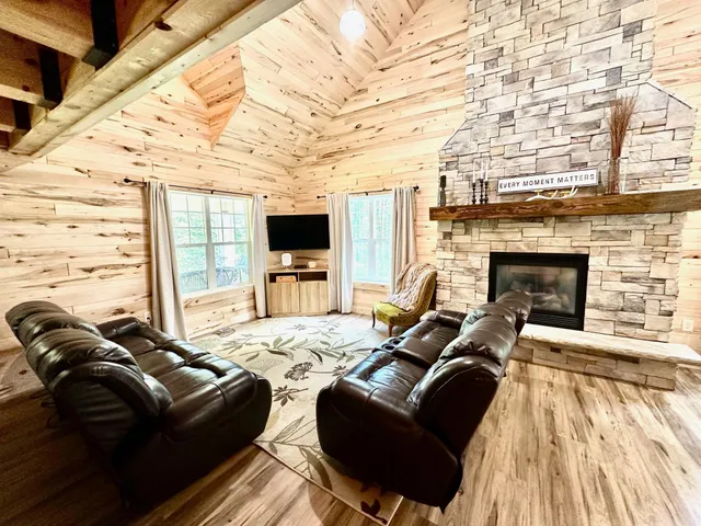 $359,900 | 21761 Bemis Hill, Warroad, MN 56763