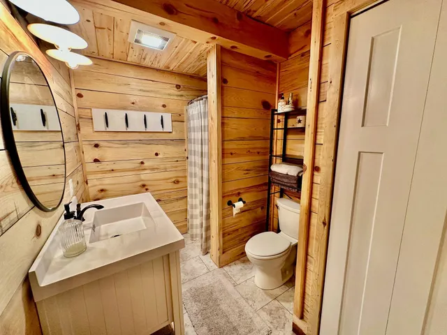 $359,900 | 21761 Bemis Hill, Warroad, MN 56763