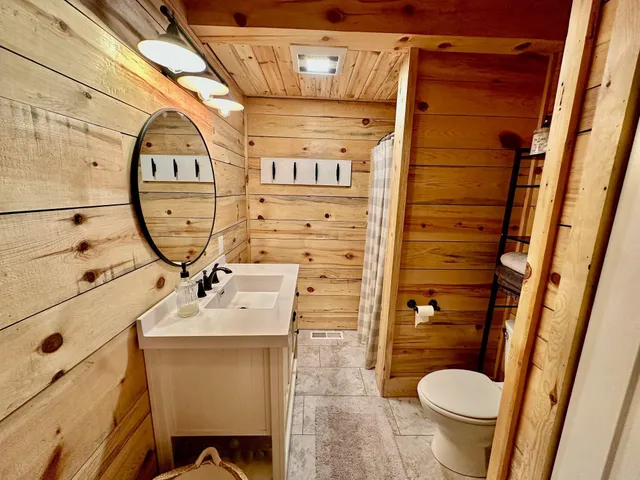 $359,900 | 21761 Bemis Hill, Warroad, MN 56763