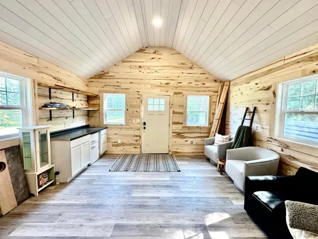 $359,900 | 21761 Bemis Hill, Warroad, MN 56763