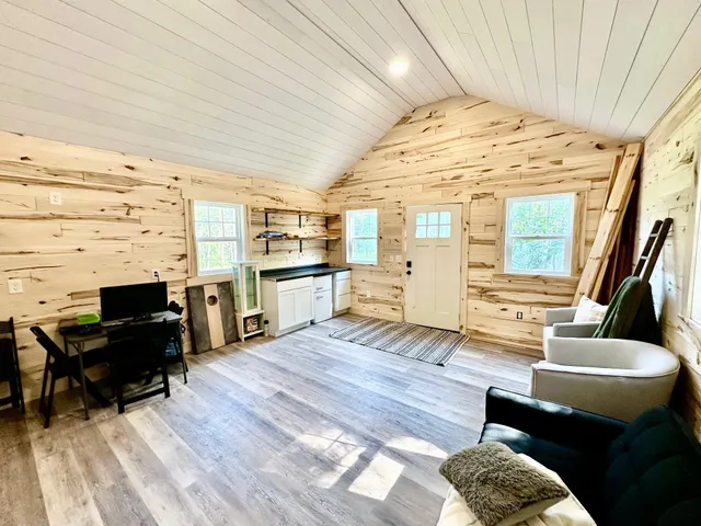 $359,900 | 21761 Bemis Hill, Warroad, MN 56763